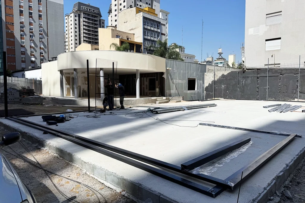 Aprenda como construir uma quadra de padel do zero. Etapas, custos, materiais e dicas da Padel Prime para investir com segurança e qualidade.